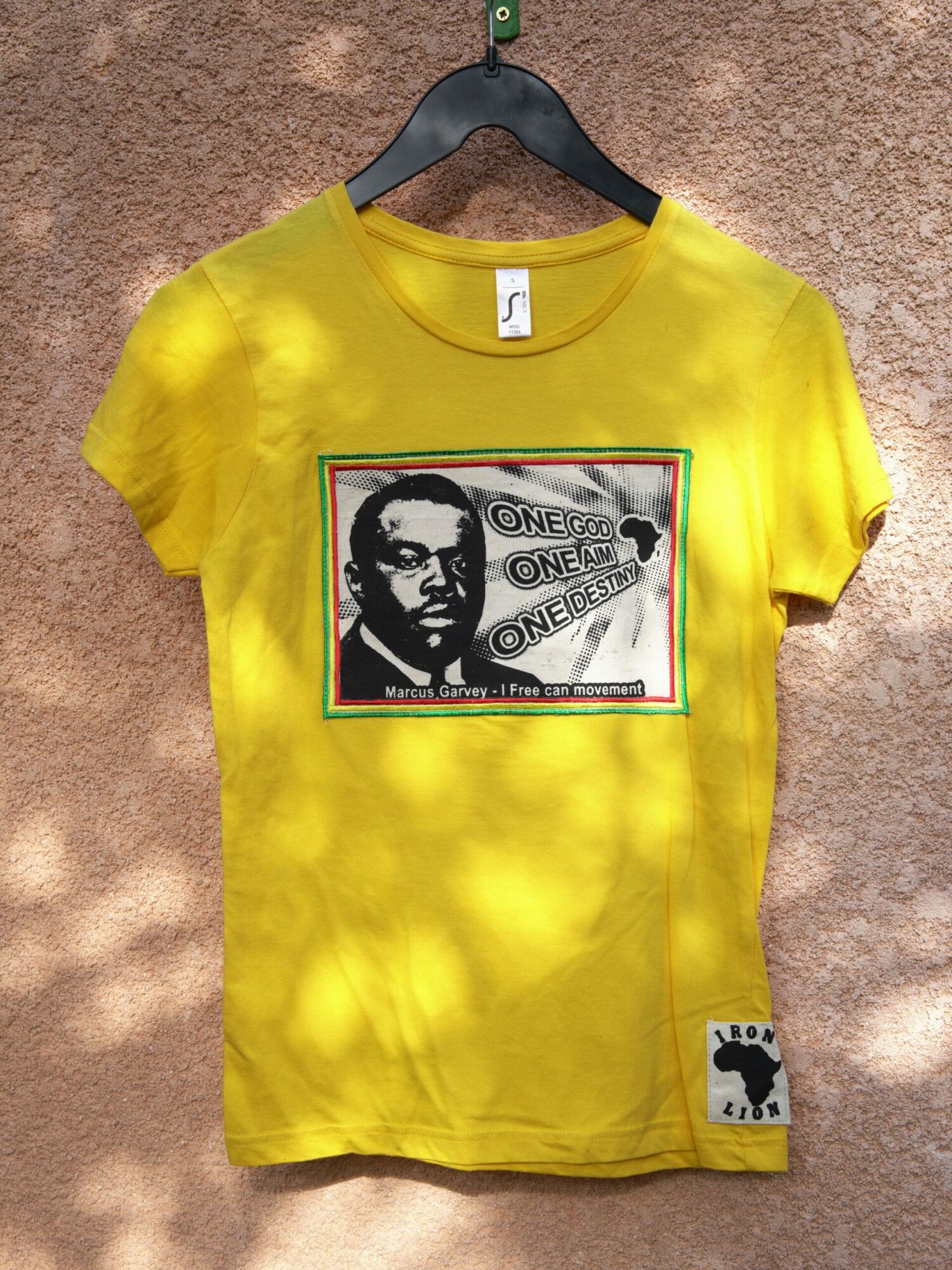 T.Shirt Femme Marcus Garvey one god one aim one destiny -jaune